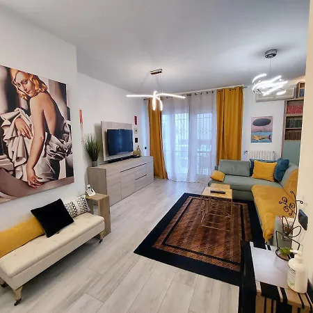 Luminoso A Pochi Minuti Da Duomo E Fiera Apartment *